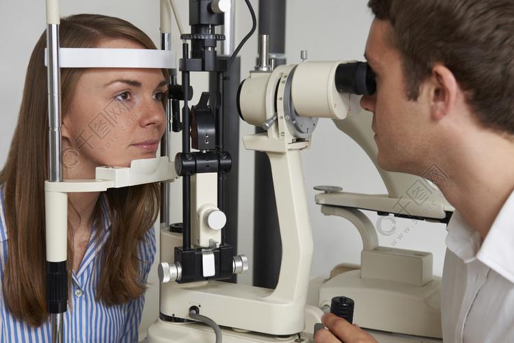 女人在视光师的视力测试