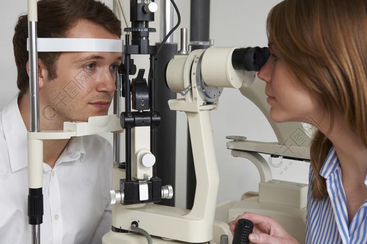 男人在视光师的视力测试