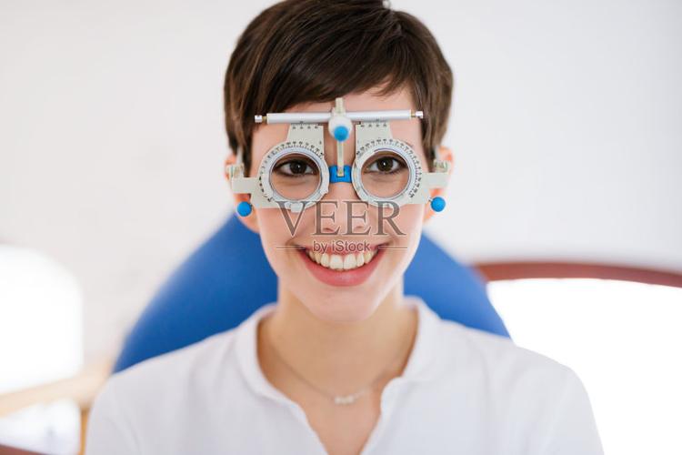 女医生用视光师进行眼科检查